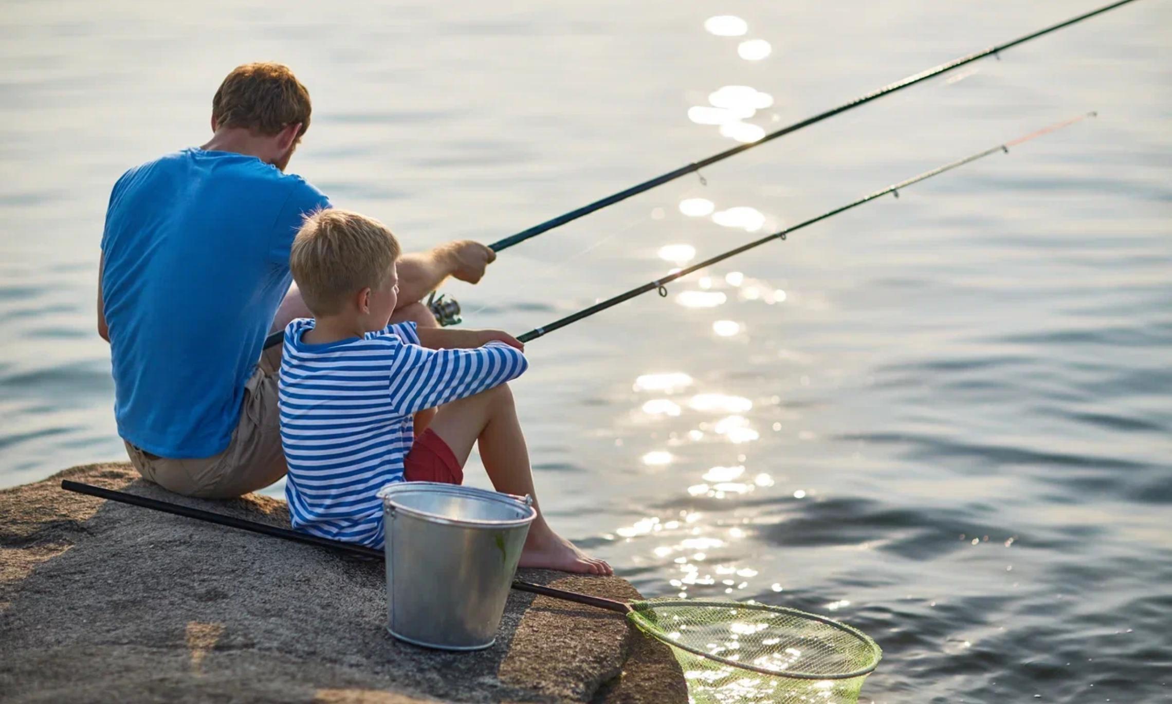 Сын ловит рыбу. Отец и сын на рыбалке. Папа рыбачит. Папа и сын рыбачат. Рыбалка с сыном.